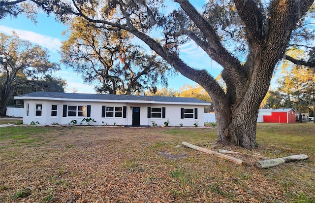 ranch-style house featuring a front yard