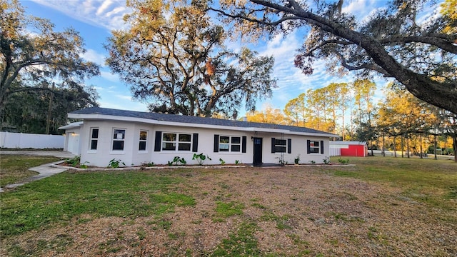 single story home featuring a front yard