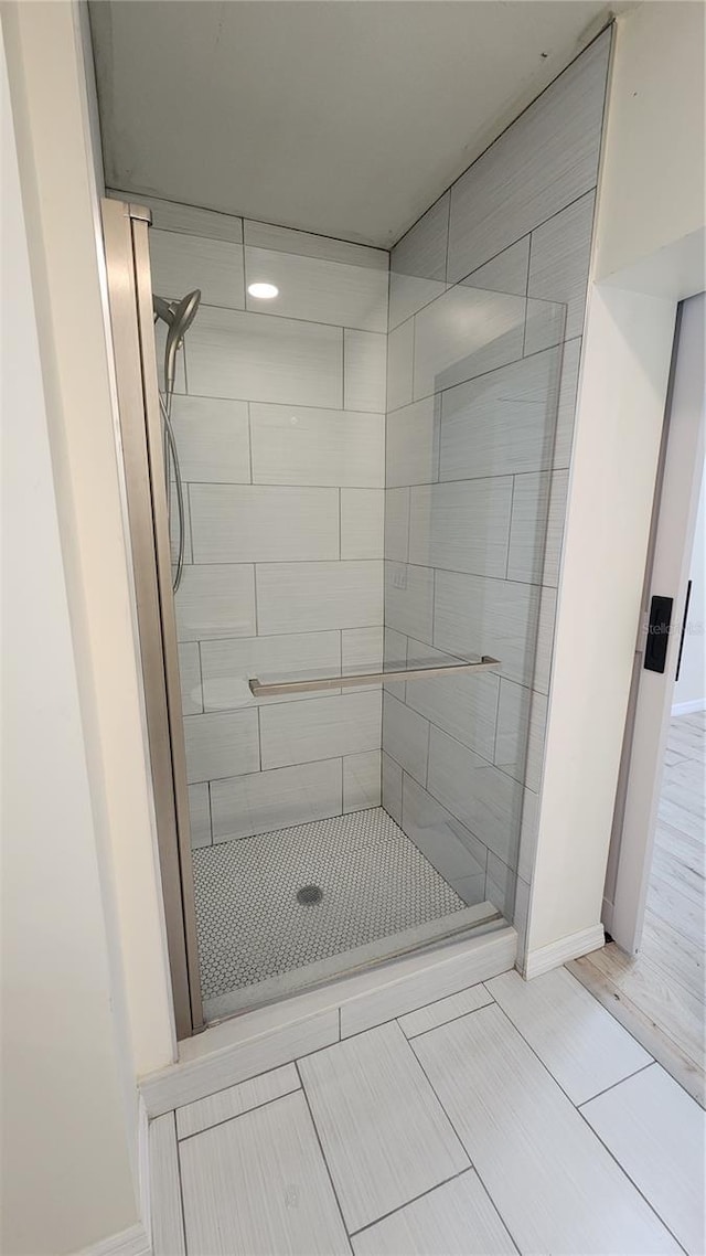 bathroom featuring a tile shower