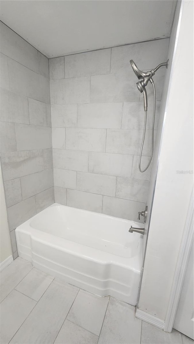 bathroom with tiled shower / bath combo