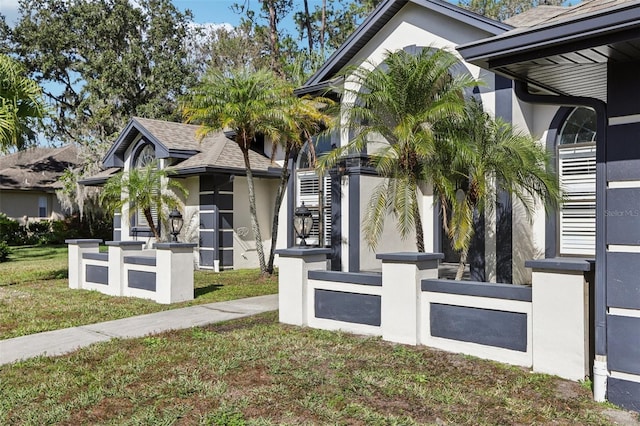 view of front of home featuring a front lawn