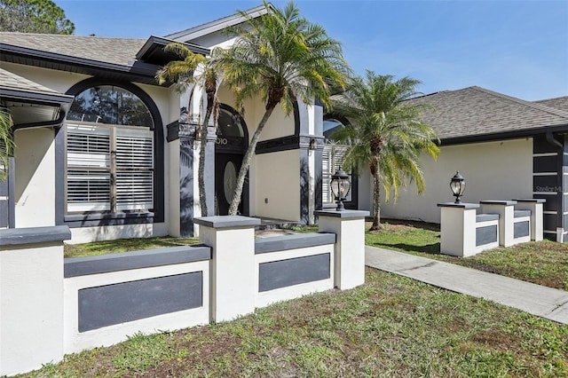 view of front facade featuring a front lawn