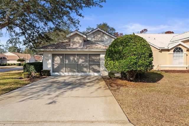 view of front of house featuring a garage and a front yard