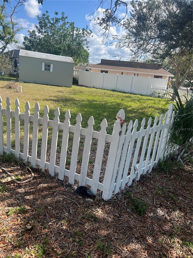 view of yard featuring an outbuilding