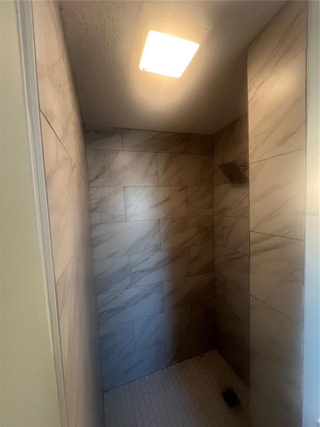 bathroom featuring a tile shower