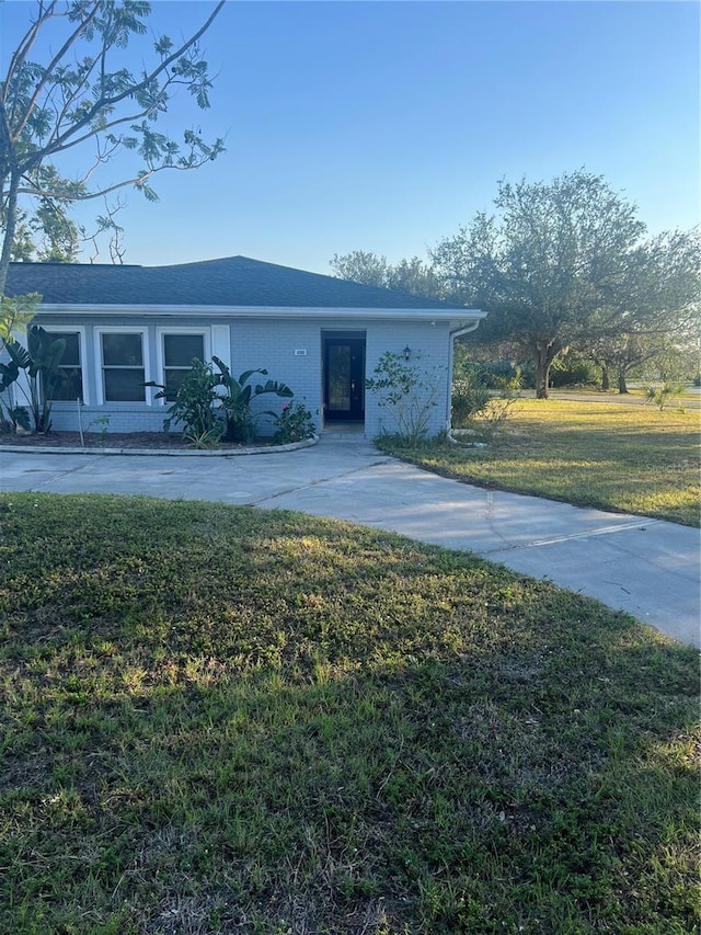 ranch-style house featuring a front lawn