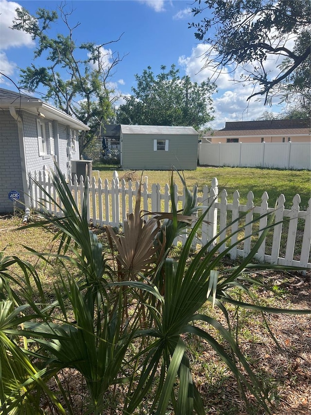 view of yard with an outbuilding