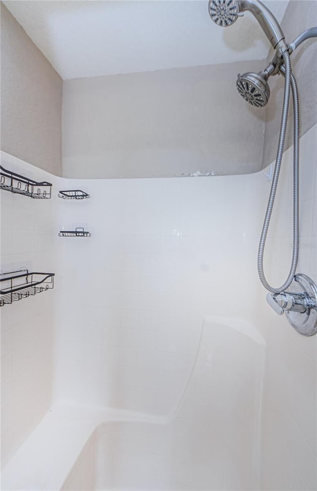 bathroom featuring tiled shower