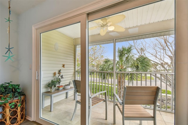 sunroom / solarium with ceiling fan