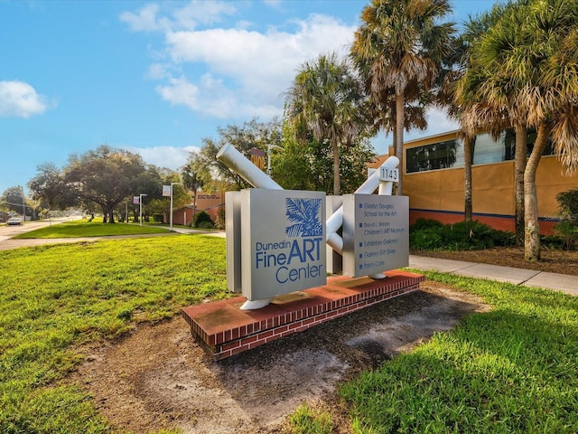 community / neighborhood sign featuring a lawn