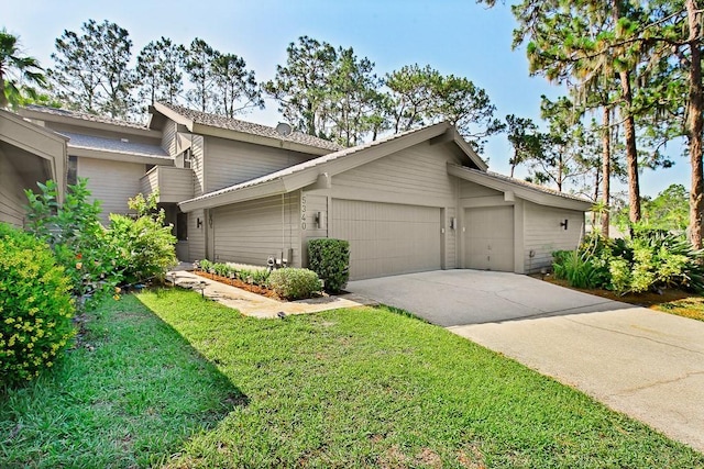 view of front of property featuring a garage and a front yard