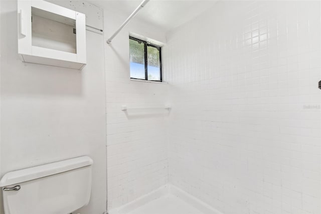 880 S Village Lake Dr N Unit 106, Saint Petersburg, FL 33716 - bathroom featuring tiled shower and toilet