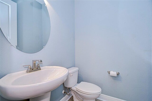 bathroom featuring toilet and sink