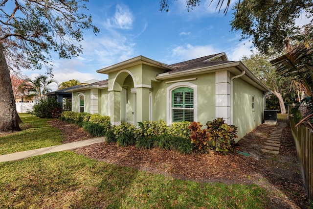 view of front of property featuring a front lawn