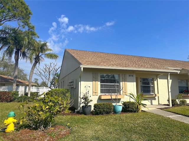 view of front of property featuring a front yard