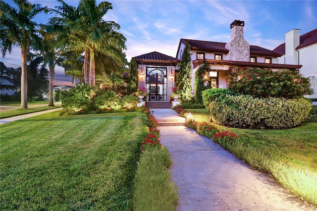 view of front of property featuring a yard