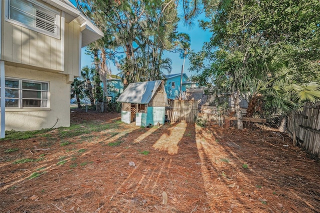 view of yard with a storage unit