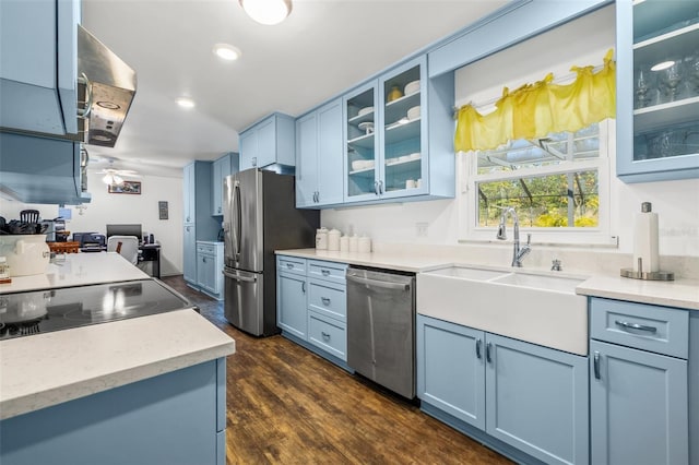 kitchen featuring sink, ceiling fan, stainless steel appliances, dark hardwood / wood-style floors, and blue cabinets