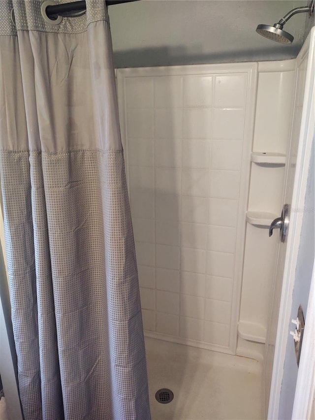 bathroom featuring a shower with shower curtain