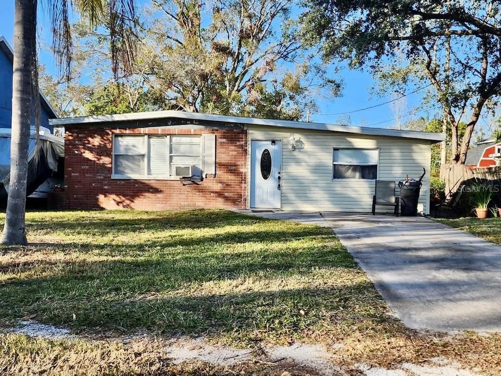 single story home with a front lawn