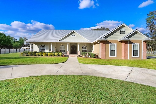 view of front facade featuring a front lawn