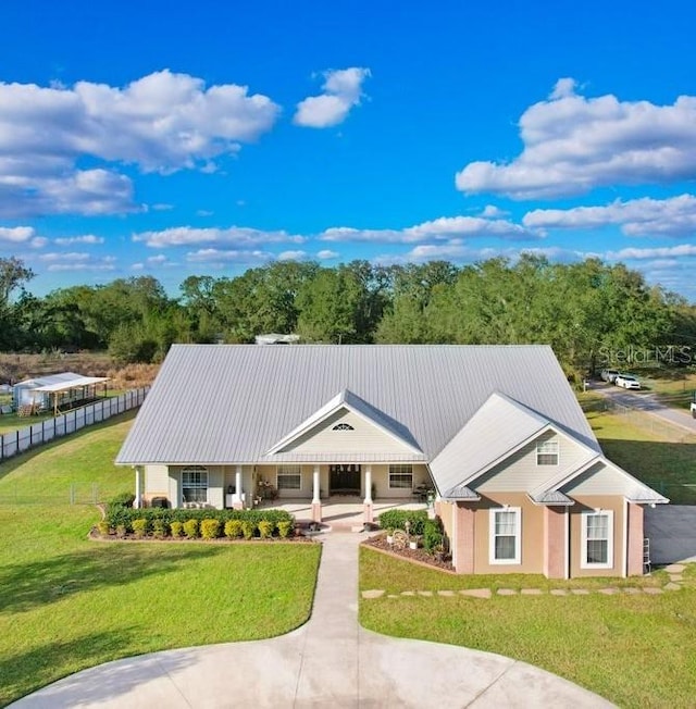 view of front of property featuring a porch and a front yard