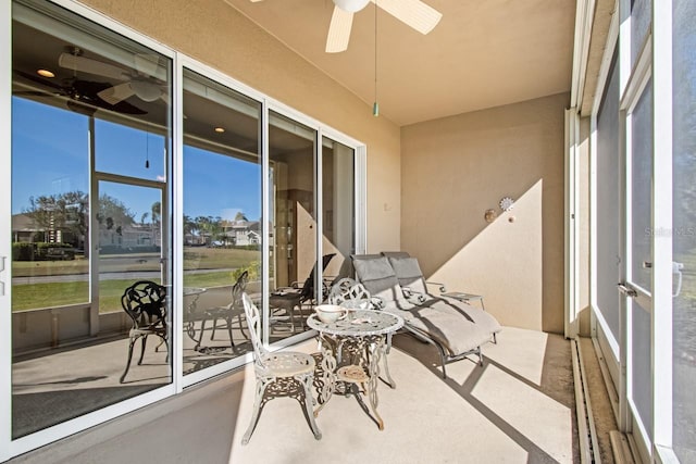 sunroom with ceiling fan