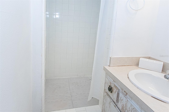 bathroom featuring sink and a shower with curtain