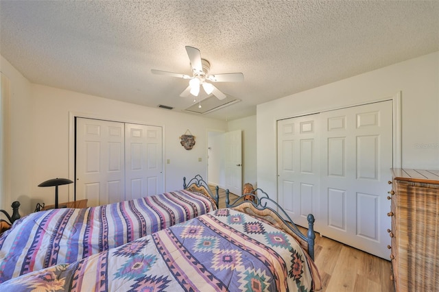 bedroom with ceiling fan, a textured ceiling, light hardwood / wood-style floors, and a closet