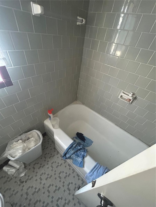 bathroom with tiled shower / bath