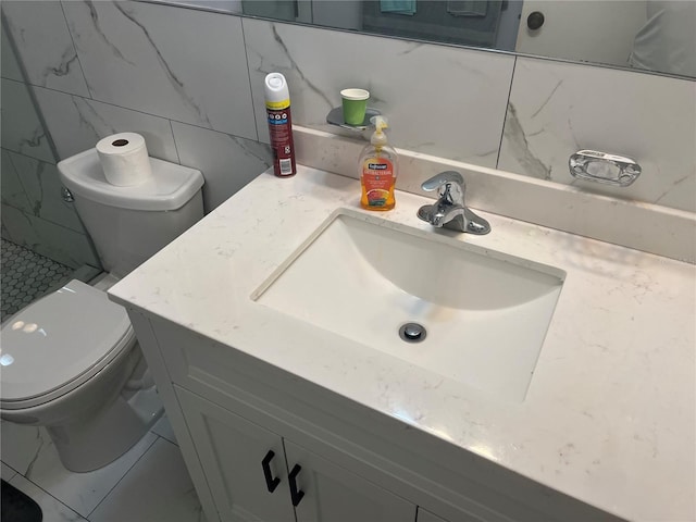 bathroom featuring walk in shower, vanity, toilet, and tasteful backsplash