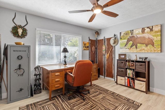 office area with ceiling fan, a textured ceiling, and light hardwood / wood-style floors