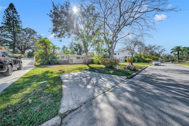 90 Huron Ave, Tampa, FL 33606 - view of front facade with a front lawn