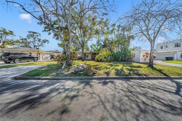 90 Huron Ave, Tampa, FL 33606 - view of front of home with a front lawn