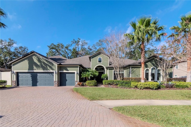 view of front facade featuring a garage and a front lawn