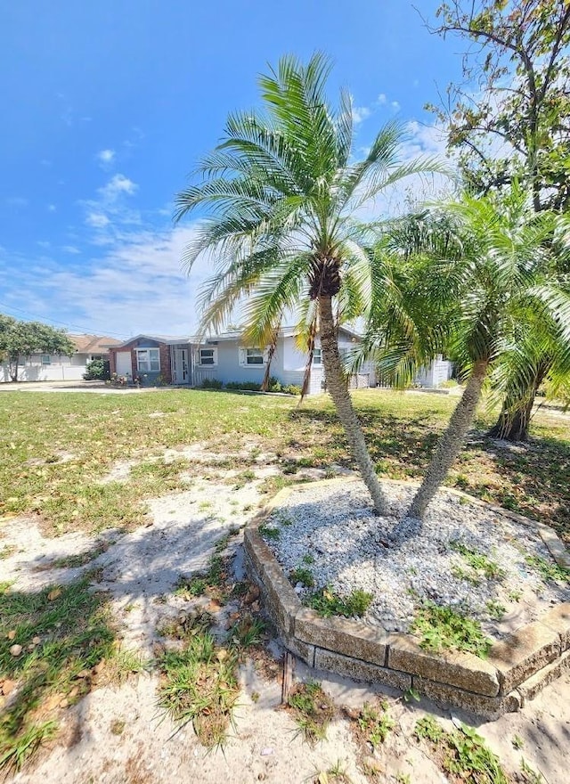view of front of home featuring a front lawn