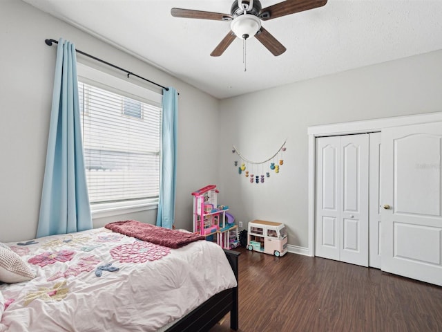 bedroom with ceiling fan, dark hardwood / wood-style floors, a textured ceiling, and a closet