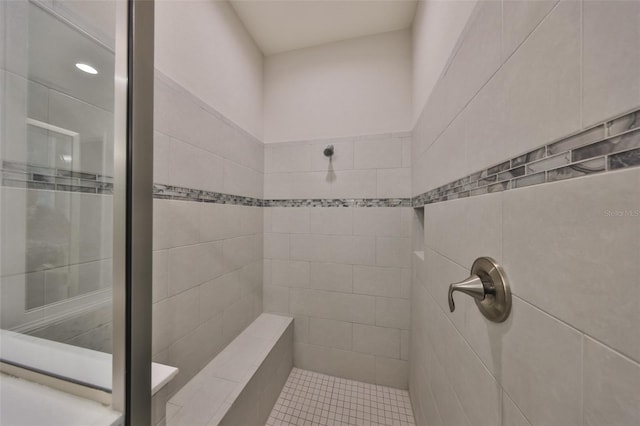 bathroom featuring tiled shower