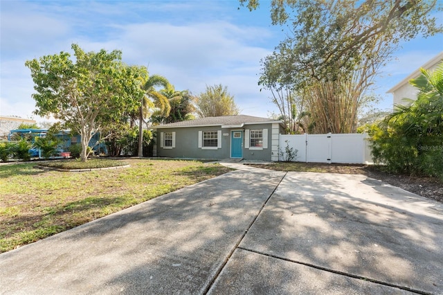 single story home featuring a front lawn