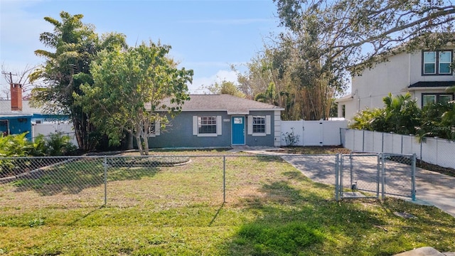 view of front of property featuring a front lawn