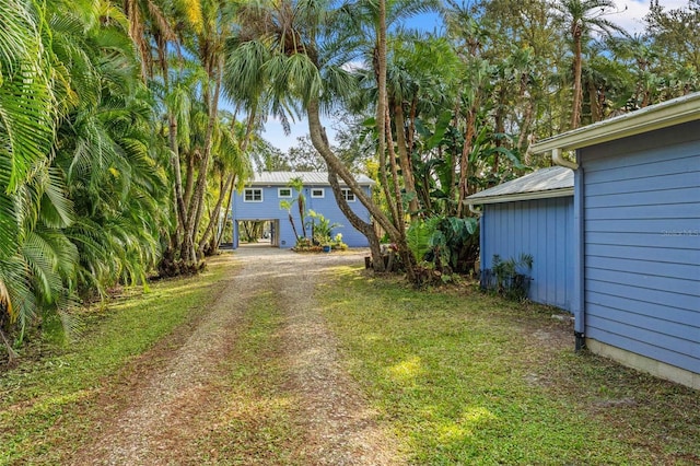 view of yard featuring dirt driveway