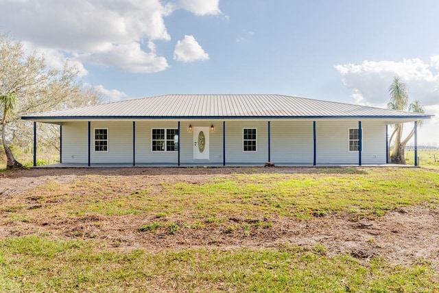 view of front of home featuring a front lawn