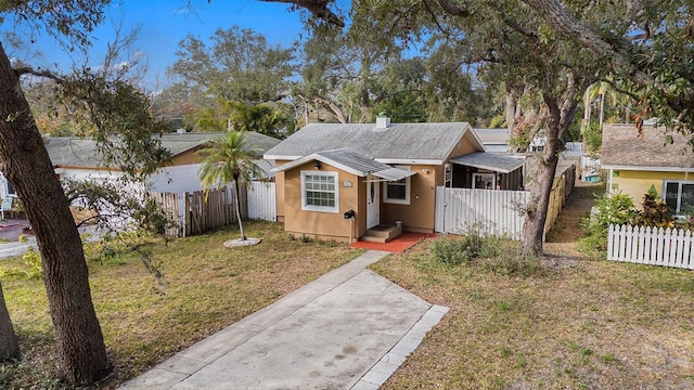 view of front of house featuring a front yard