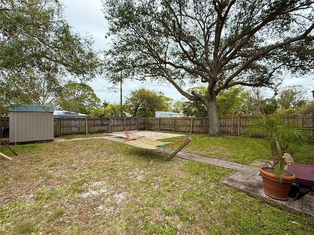 view of yard featuring a shed