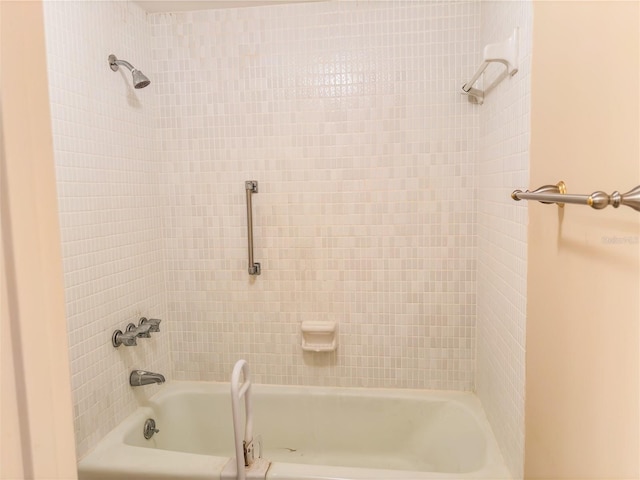 bathroom featuring tiled shower / bath