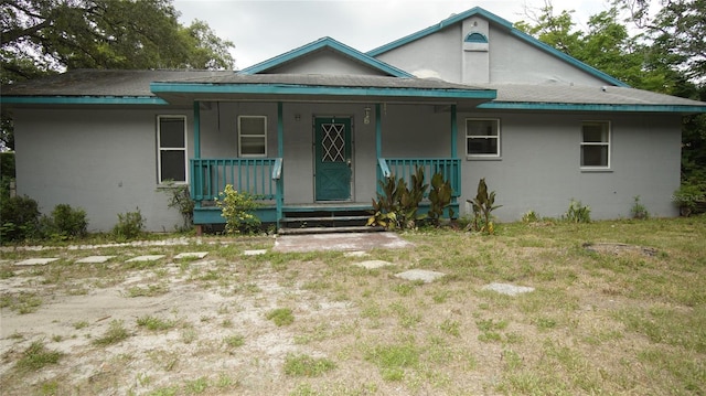 view of front of property featuring a porch and a front lawn