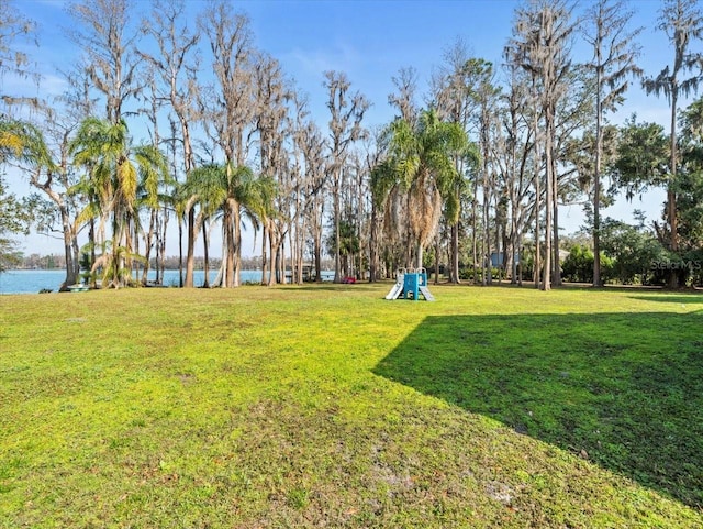 view of yard featuring a water view