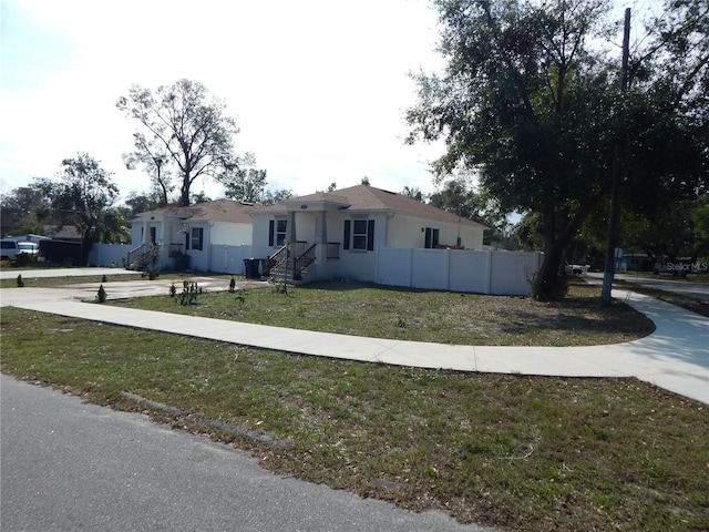 ranch-style home with a front yard