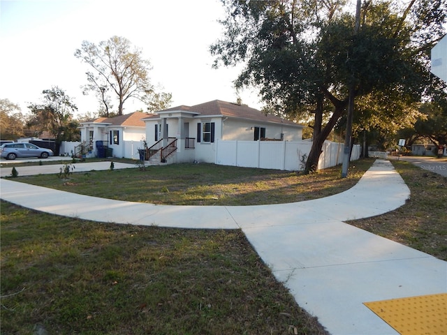 view of front of property featuring a front yard