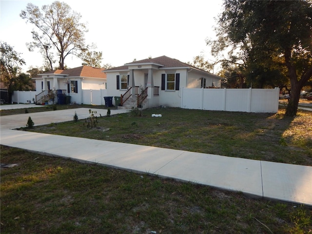 view of front facade with a front lawn